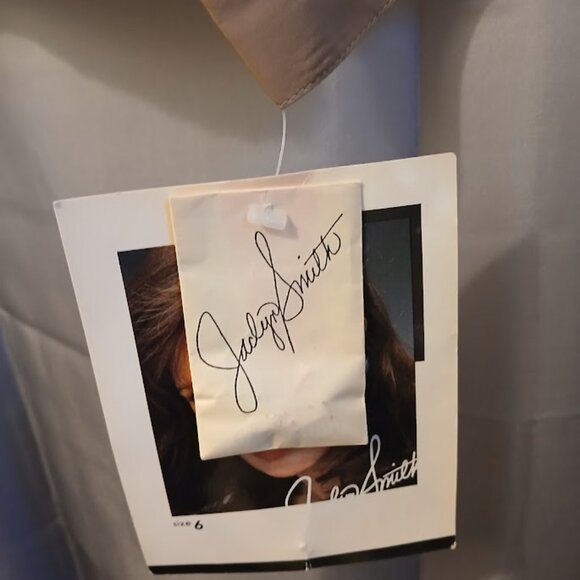 Nwt JACLYN SMITH Silky Blouse womens 6 Mocha Brown Pleated front Keyhole back LS - Picture 9 of 9